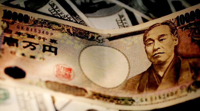 Jen je ojacao u odnosu na ostale valute nakon sto je inflacija potrosackih cena u Japanu porasla u junu